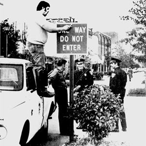 Installation one-way sign 1977