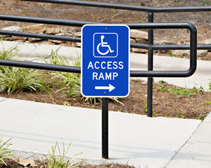 Access ramp directional sign
