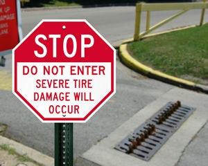 Road spikes sign